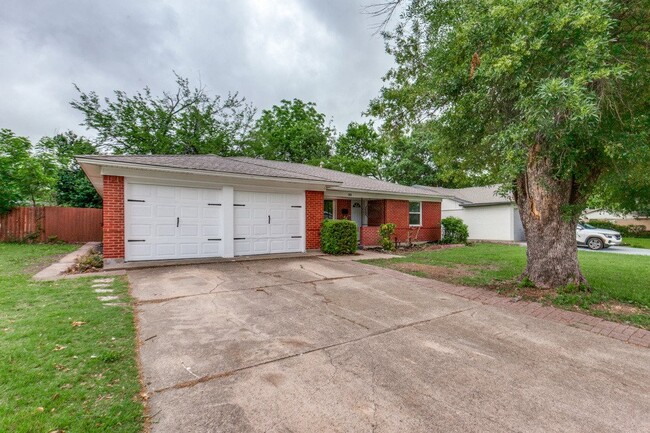 302 N Cottonwood Dr