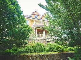 18 Atherton Rd, Unit G in Brookline, MA - Building Photo