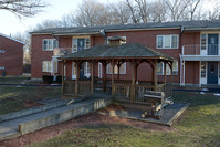 Louis George Village in Quincy, MA - Foto de edificio - Building Photo