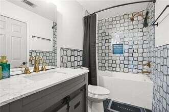 545 Elmwood Rd NW in Atlanta, GA - Foto de edificio - Building Photo