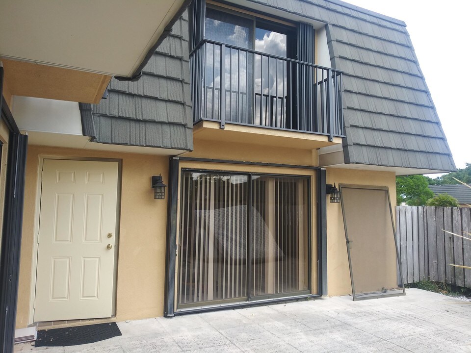 2214 22nd Way in West Palm Beach, FL - Building Photo