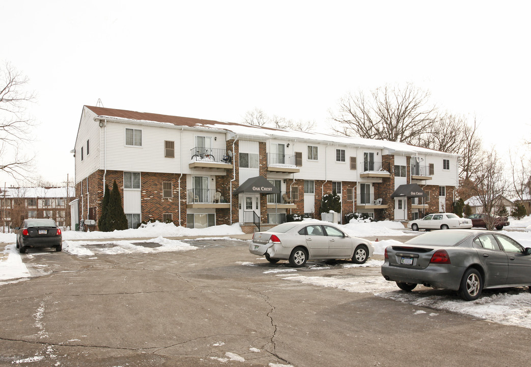 Oak Crest in Brighton, MI - Building Photo