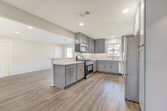 6026 Clarewood Dr in Houston, TX - Foto de edificio - Building Photo