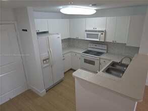 10 Aragon Ave in Miami, FL - Building Photo - Building Photo
