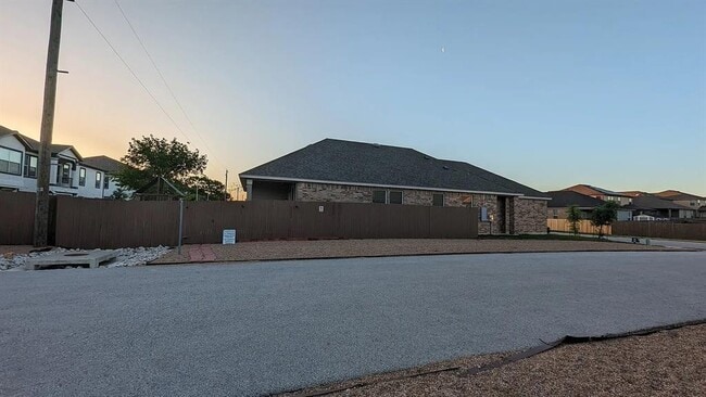 612 Ayinger Ln in Austin, TX - Building Photo - Building Photo