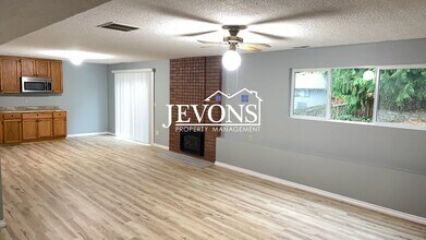 14131 SE 49th Pl in Bellevue, WA - Building Photo - Building Photo