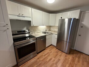 105 Elmwood Dr in Hudson, NH - Foto de edificio - Building Photo