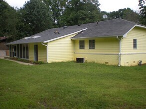 5936 Hammond Dr NW in Norcross, GA - Building Photo - Building Photo
