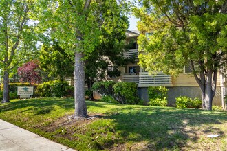 929 E El Camino Real in Sunnyvale, CA - Foto de edificio - Building Photo