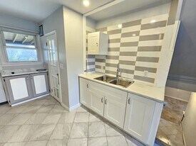 99 Golden Blvd W in Welland, ON - Building Photo