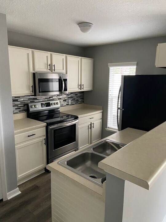 7056 St Ives Ct in Jacksonville, FL - Building Photo