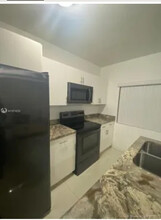 2271 NW 66th St, Unit B in Miami, FL - Building Photo - Building Photo