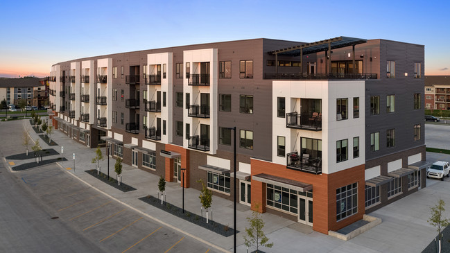 Uptown and Main I Apartments in Fargo, ND - Foto de edificio - Building Photo