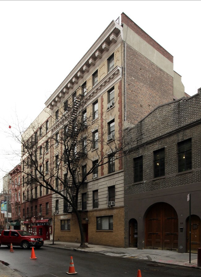 25 Cornelia Street in New York, NY - Foto de edificio - Building Photo