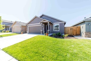 3076 NW Cedar Ave in Redmond, OR - Building Photo