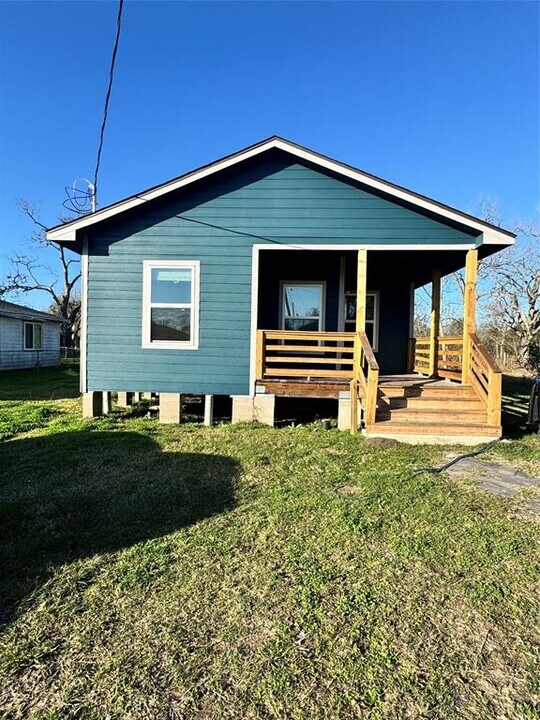 720 W Ash St in Angleton, TX - Building Photo