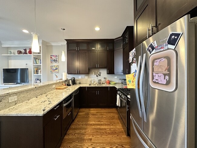 2338 W Grand Ave, Unit J01P in Chicago, IL - Building Photo - Building Photo