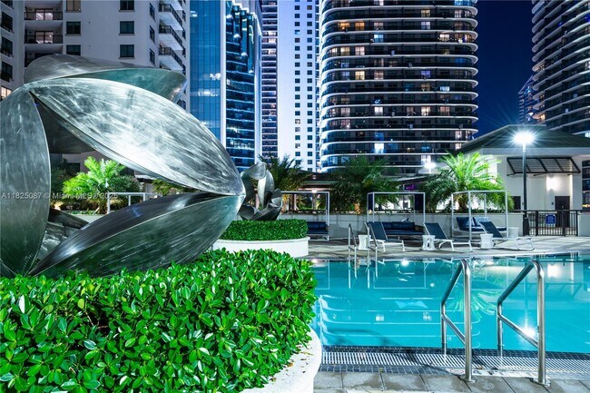 999 SW 1st Ave in Miami, FL - Building Photo - Building Photo