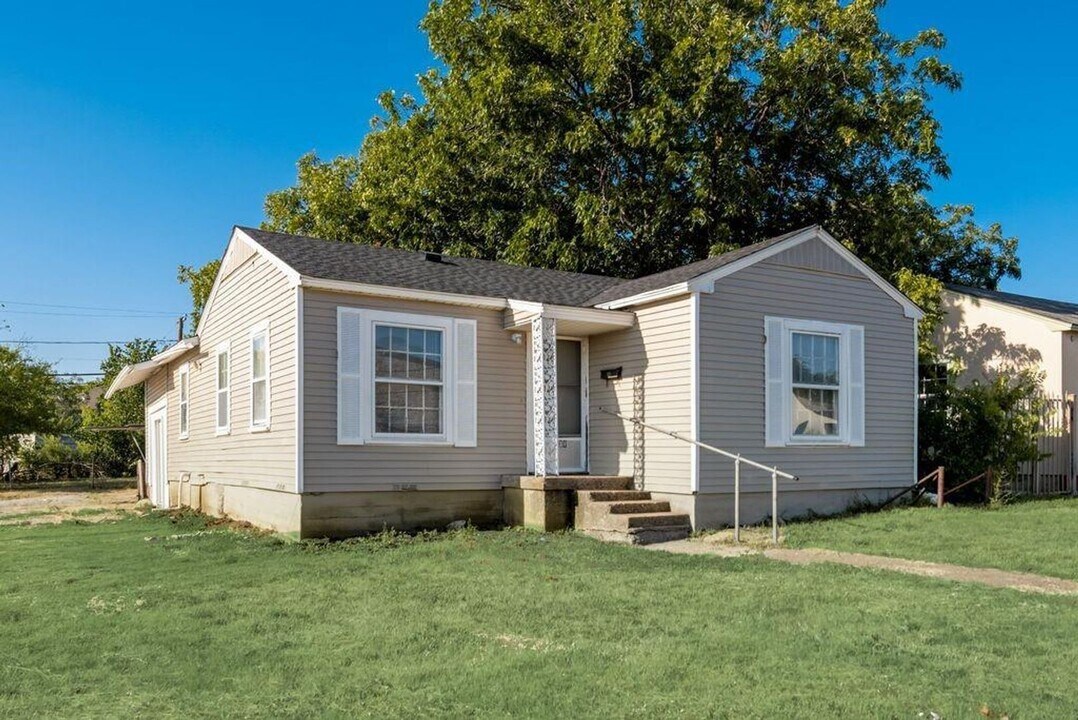 838 Dalworth St in Grand Prairie, TX - Building Photo