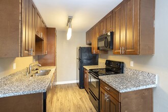 Solstice Apartments in San Diego, CA - Foto de edificio - Interior Photo