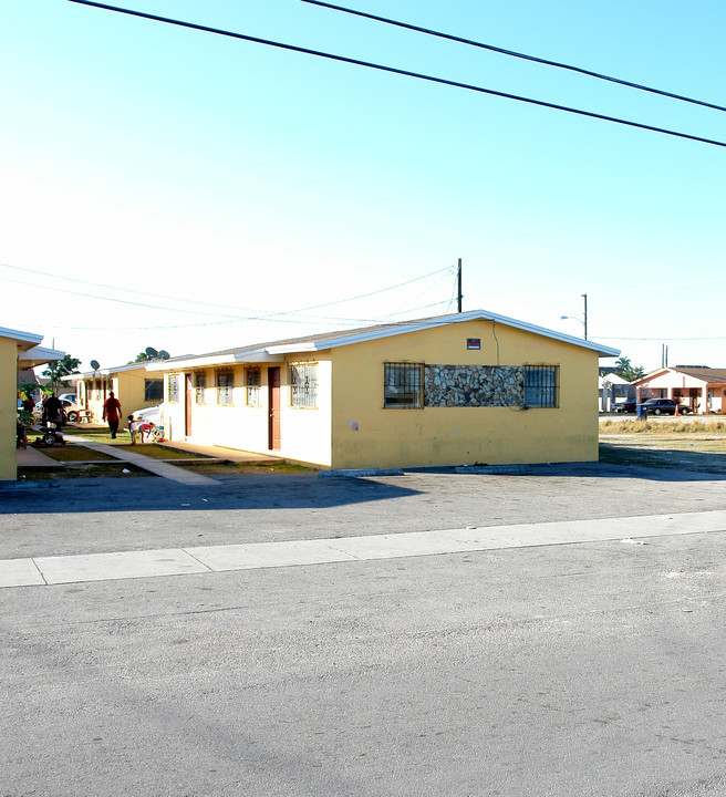 863-873 NW 10th St in Florida City, FL - Building Photo