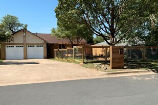 1101 Stoneoak Ln in Austin, TX - Building Photo