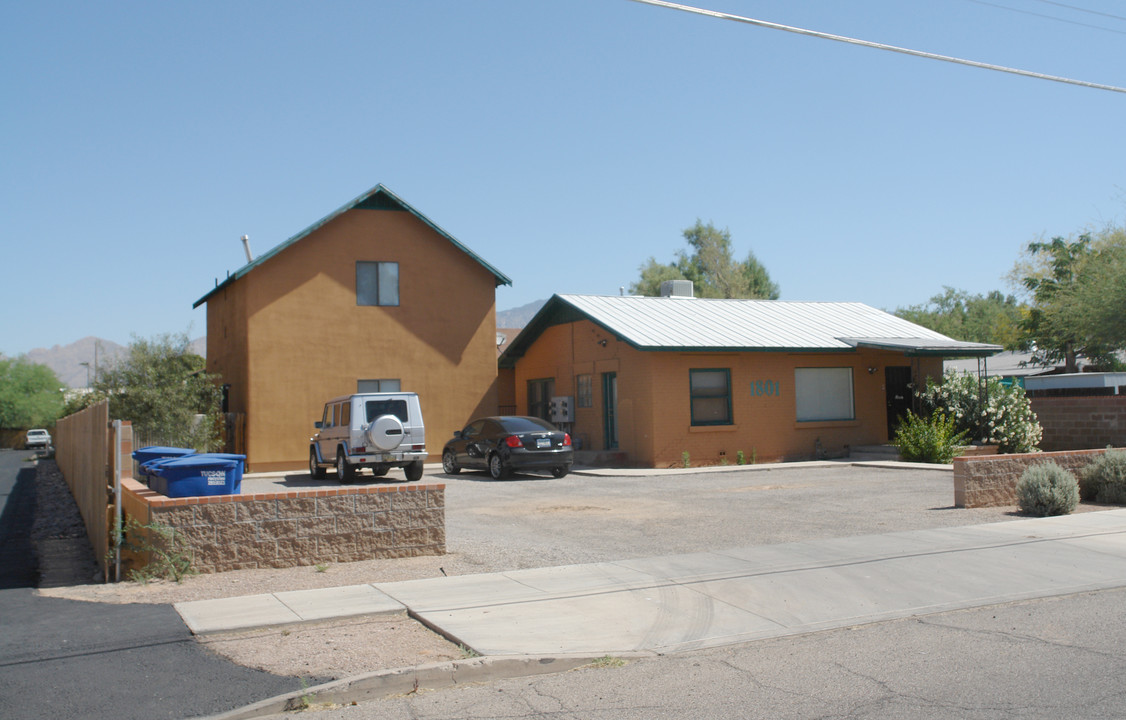 1801 E Blacklidge Dr in Tucson, AZ - Foto de edificio