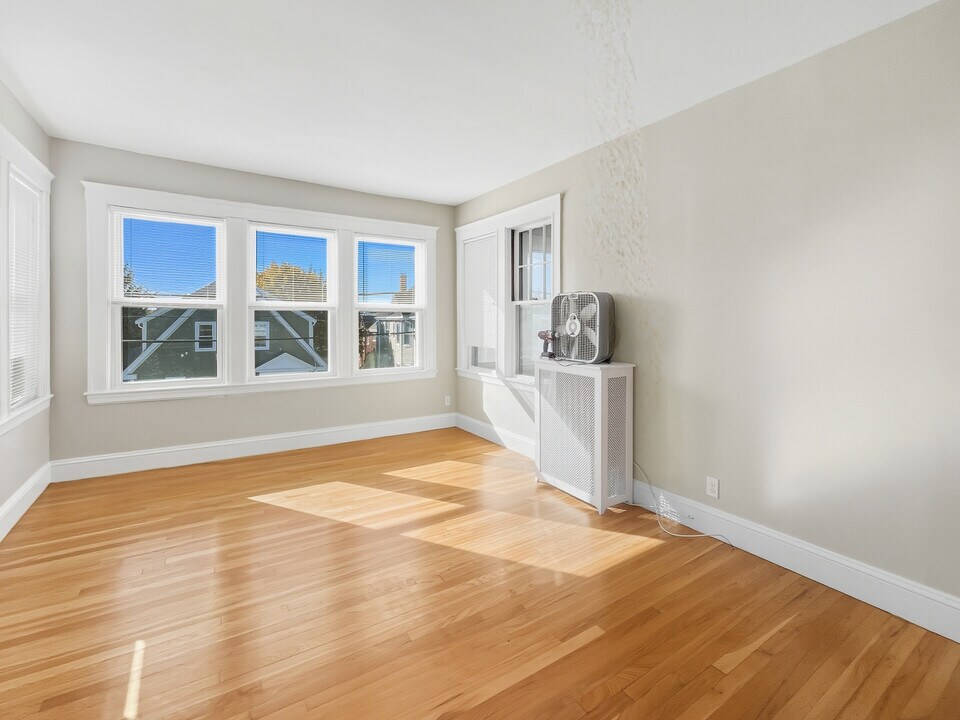 19 Stearns Ave, Unit 2 in Medford, MA - Building Photo