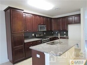 39 Bauer Ln in Cranbury, NJ - Building Photo - Building Photo