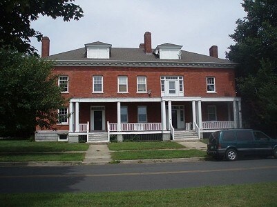 1047 Whistler Ave in Fishers Island, NY - Foto de edificio