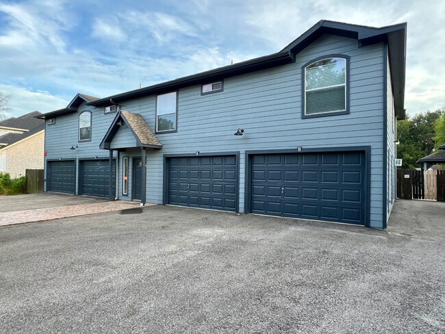 19990 Ravenwood Dr in Porter, TX - Building Photo - Building Photo