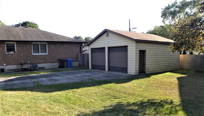 319 N Lord Ave in Carpentersville, IL - Building Photo - Building Photo