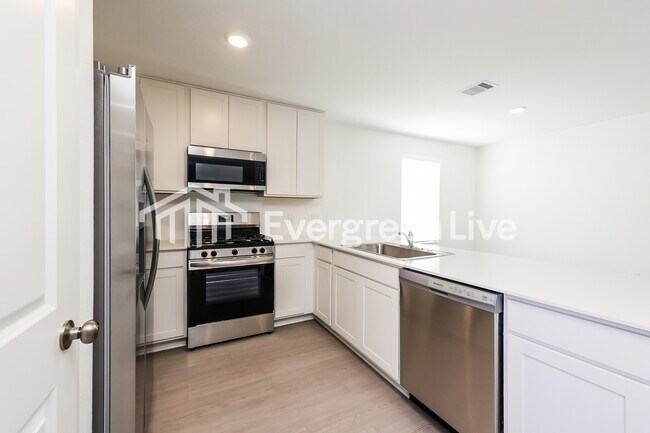 18073 Trepito Ave in New Caney, TX - Foto de edificio - Building Photo