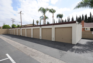 Countryside Townhomes Apartments in Orange, CA - Building Photo - Building Photo