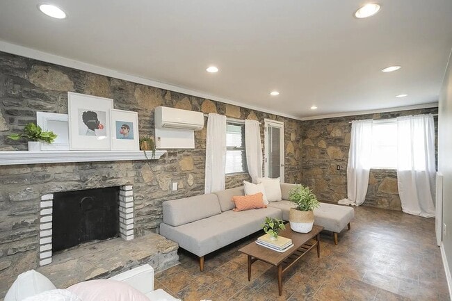 327 Vivelle Ave, Unit B