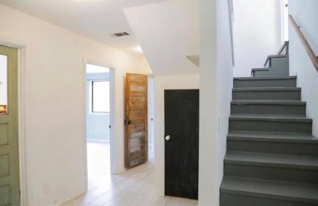 445 Twin Oaks Trail in Dripping Springs, TX - Building Photo - Building Photo