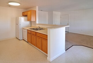 Blue Oak Court in Anderson, CA - Building Photo - Building Photo