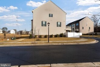 9437 Oak Grv Ln in Montgomery Village, MD - Building Photo - Building Photo