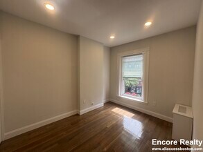 225 Newbury St in Boston, MA - Foto de edificio - Building Photo