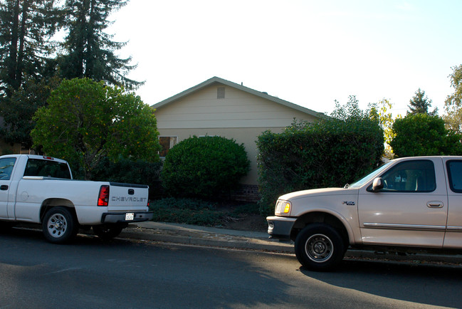 1051 King St in Santa Rosa, CA - Foto de edificio - Building Photo