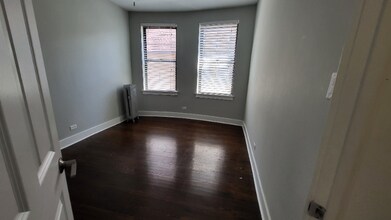 5527 S Everett Ave, Unit 5527-3W in Chicago, IL - Building Photo - Building Photo