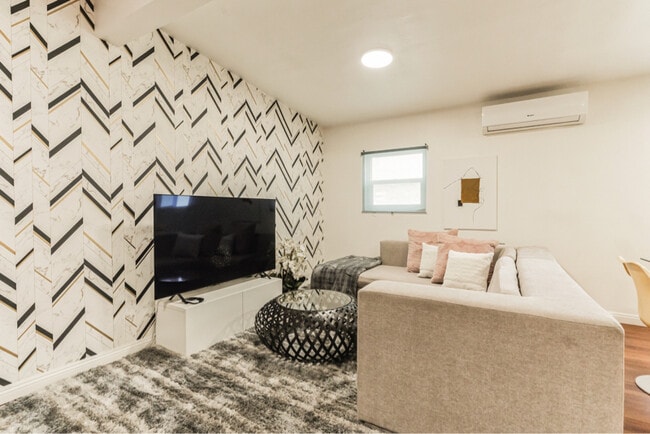 1519 W 37th Pl in Los Angeles, CA - Foto de edificio - Building Photo