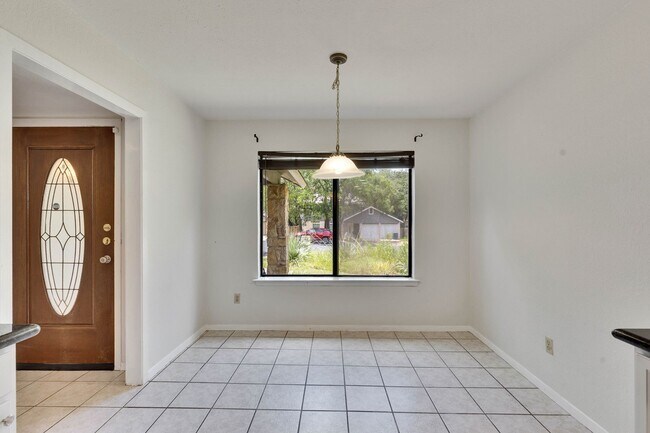 7501 Gaines Mill Ln in Austin, TX - Foto de edificio - Building Photo
