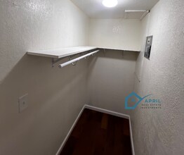 2055 W Summit Ave, Unit D in San Antonio, TX - Building Photo - Building Photo