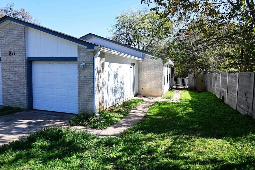 817 Lloyd Ln, Unit B in Elgin, TX - Building Photo