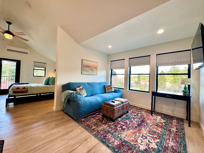 1120 Holt Dr