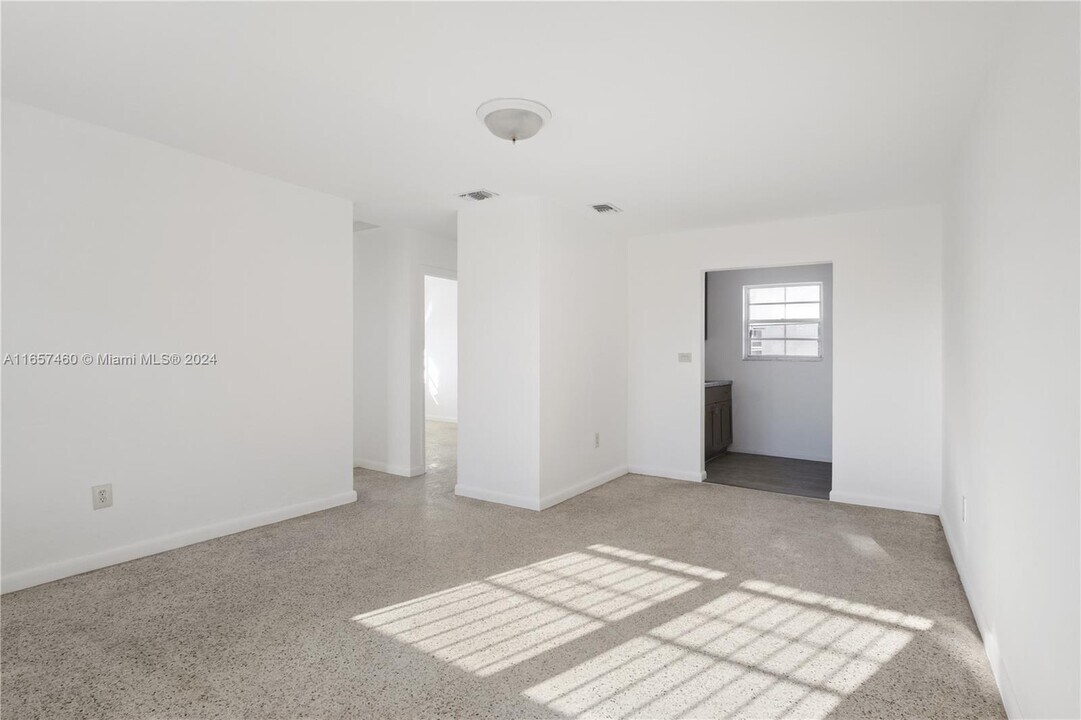 1251 NW 59th St in Miami, FL - Foto de edificio