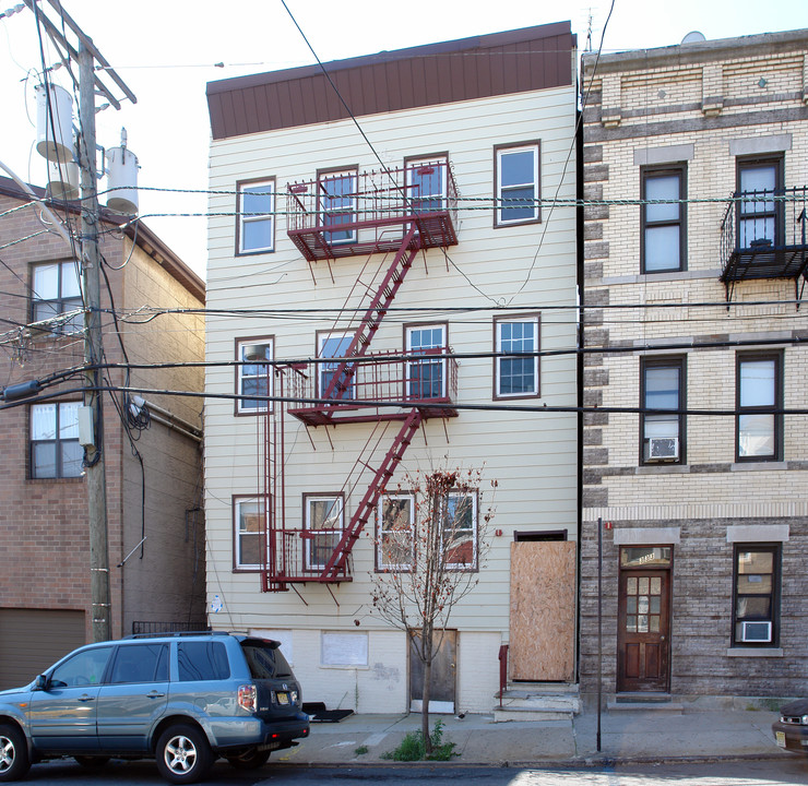 331 71st St in West New York, NJ - Building Photo