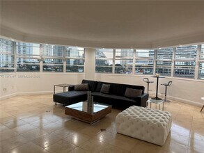 801 Brickell Bay Dr in Miami, FL - Building Photo - Building Photo