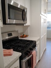 Magnolia Glen Apartments in Sherman Oaks, CA - Building Photo - Interior Photo